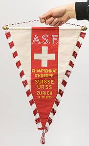  - Original match pennant of the Swiss national team from the football match between Switzerland and the USSR on October 12, 1975, in Zurich. Silk, embroidered with the match details: "Championnat d´Europe Suisse - URSS Zurich 12.10.1975." Features silk fringe, silk tassels, and a red-and-white hanging cord. Gilded wooden crossbar with finials. 46.5 x 32 cm (excluding tassels). --This match pennant was presented to the USSR, the referees, and the UEFA observers! From the collection of a UEFA observer. Condition: A- - Bild 2