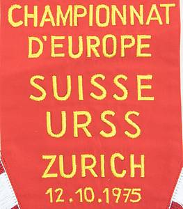 Schweiz - Wimpel 1975  | Original Spielwimpel der schweizer Nationalmannschaft vom Fußballspiel  Schweiz v UdSSR am 12.10.1975 in Zürich. Seide, bestickt Spielpaarung "Championnat d´Europe Suisse - URSS Zurich 12.10.1975". Seidenfransen, Seidenbommel und rot-weißes Schlaufenband. Vergoldete Holzstange mit Kugeln. 46,5x32 cm  (ohne Bommel) - Bild 3