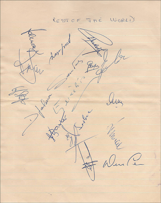 - Autograph FIFA World Football Team v England 1963: Blank document bearing 16 original signatures of players from the FIFA World XI squad from the match between England and FIFA in London in 1963, featuring the signatures of Yashin, Djalma Santos, Schnellinger, Pluskal, Masopust, Kopa, Di Stéfano, Eusébio, Jim Baxter, Milutin Šoškic, Seeler, Puskás, and Luis Eyzaguirre; 25 x 20 cm. --v Condition: B