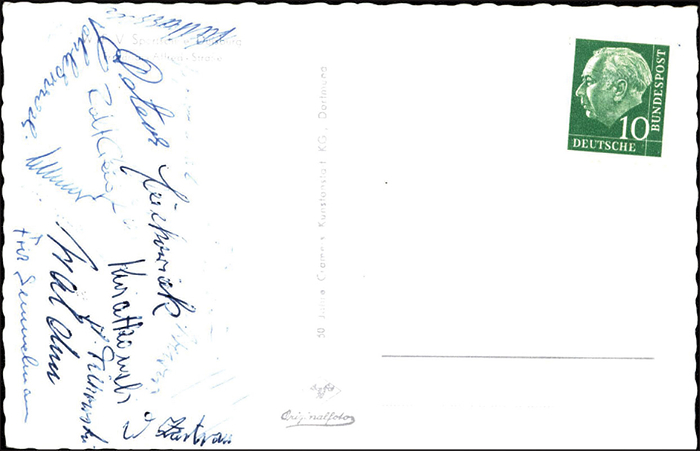 Nationalmannschaft 1957  | Postkarte vom DFB-Lehrgang im März 1957 mit 18 Originalsignaturen der deutschen Spieler: Waldner, Tilkowskim Kwiatkowski, Fritz Semmelmann, Werner Hesse, Schlebrowski, Szymaniak, Wewers, Zastrau, Köchling, A.Schmidt u.a..13,5x9 cm.