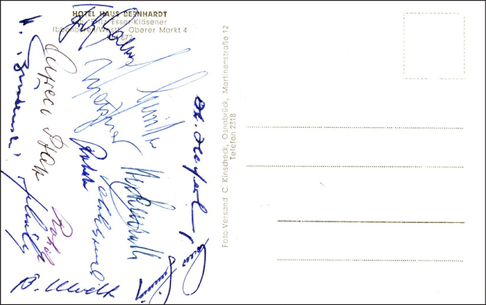 Haferkamp, Hannes  | (1921-1974) Originalsignatur von Hans "Hannes" Haferkamp (4 A-LS 1951-1952, VfL Osnabrück.), auf einer Postkarte aus dem Jahre 1951 von einem DFB-Lehrgang mit 13 weiteren original Signaturen von DFB-Nationalspielern: Klodt, Streitle, Burdenski, Gerritzen, Schlebrowski,F.Walter, Metzner, 2x Rohde, Liebrich, Pfaff, Herkenrath, 13,5x8 cm.