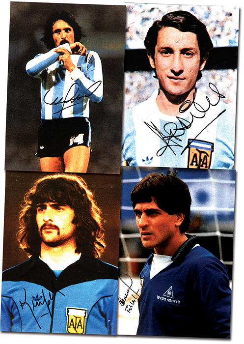  - Autographs Football WC 1978 Argentinia 4x L.Luque )1949-2021), Mario Kempes, Fillol und Ardiles. Je 30x20,5 cm Condition: A-