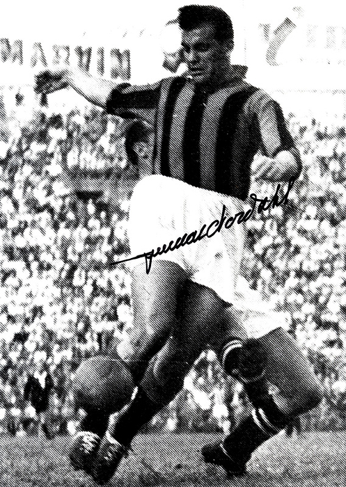 Nordahl, Gunnar  | (1921-1995). S/W-Reprofoto mit Originalsignatur von Gunnar Nordahl (Schweden. Inter Mailand), legendärer Torjäger mit über 200 Ligatoren in der Serie A. 24x17 cm.