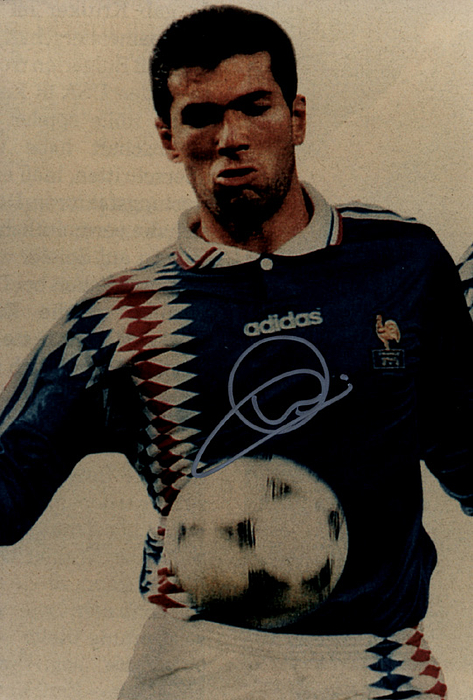  - Coloured reprophoto with original signature of French World Cup winner 1998, Zinedine Zidane. 30x20 cm. Condition: A