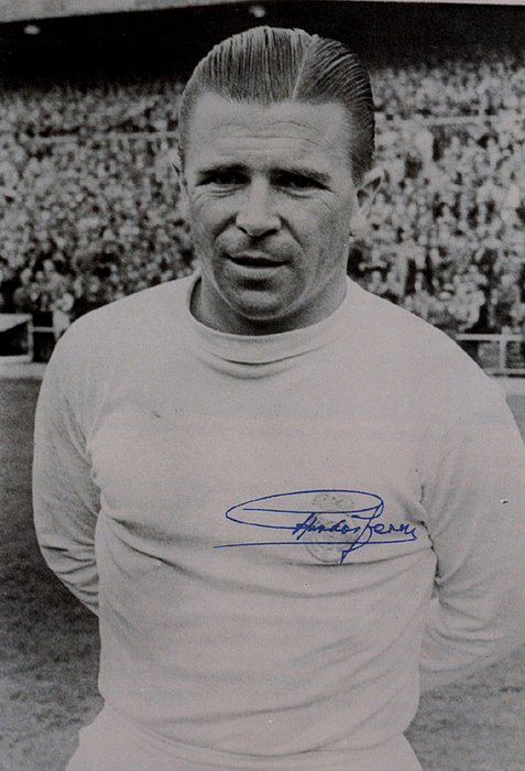 Puskas, Ferenc  | (1927-2006) s/w-Reprofoto mit Originalsignaturvon Ferenc Puskas. 82 LS und 84 Tore, Vize-Weltmeister 1954 mit Ungarn. 30x20 cm.