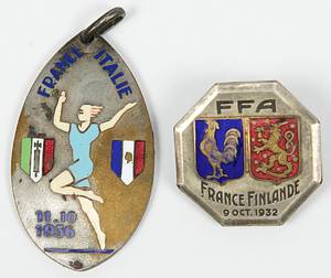 Abzeichen 1932 + 1936  | 1) Offizielles Teilnehmerabzechen von Frankreich für den Leichtatheltik - Länderkampf gegen Finland 1932 mit der Aufschrift: "FFA France - Finlande 9 ost 1932", Bronze, versilbert, teilweise farbig emailliert, 2,5x2,5 cm. 2) Siegermedaille des Leichtatheltikverbandes von Frankreich für den Leichtathletik Länderkampf "France - Italie 11 10 1936", Bronze, versilbert, teilweise farbig emailliert, 4x2,4 (mit gringen silberabrieb). - Bild 2