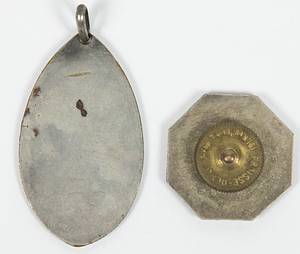  - 1) Official participant badge from France for the athletics international match against Finland in 1932, inscribed: "FFA France - Finlande 9 oct. 1932"; silver-plated bronze, partially color-enameled; 2.5 x 2.5 cm. 2) Winner's medal from the French Athletics Federation for the athletics international match "France - Italie 11 10 1936"; silver-plated bronze, partially color-enameled; 4 x 2.4 cm (showing minor silver loss). Condition: A- - Bild 3