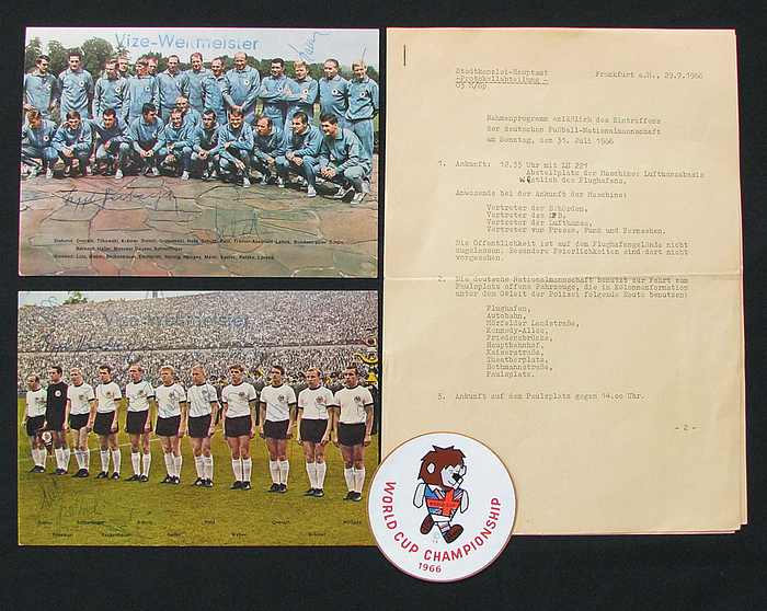 Vize-Weltmeister 1966  | 4 Stücke vom Empfang der deutschen Mannschaft in Frankfurt: 1) Offizielles Programm "Rahmenprogramm anläßlich des Eintreffens der deutschen Fußball - Nationalmannschaft am Sonntag, dem 31. Juli 1966". 3 Seiten, 30x21 cm; 2) Zwei Mannschaftsfoto (Bergmann-Verlag) von der deutschen Mannschaft mit dem Aufdruck "Vize - Weltmeister" und mit 17 bzw. 11 original Signaturen der deutschen Spieler und Sepp Herberger, je 21x14,5 cm. 3) Aufkleber "World Cup Champioship 1966, 8,5 cm.