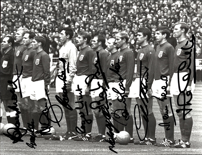 Weltmeister 1966  | S/W-Pressefoto (Metelmann) Fußball - Weltmeister 1966 England mit allen elf Originalsignaturen der Endspielelf: Bobby Moore, Cohen, Hurst, Banks, J.Charlton, Peters, Wilson, Stiles, Ball,  Hunt, B.Charlton 21,5x16 cm