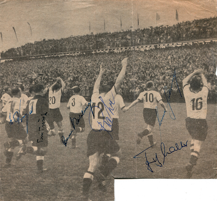 WM 1954 Autographen  | s/w-Zeitungsbild mit den Originalsignaturen der Weltmeister von 1954 Josef Posipal (1927-1997), Toni Turek (1919-1984), Werner Kohlmeyer (1924-1974), Helmut Rahn (1929-2003), Werner Liebrich (1935-1993) und Fritz Walter (1920-2002). 19,2x17,8 cm.