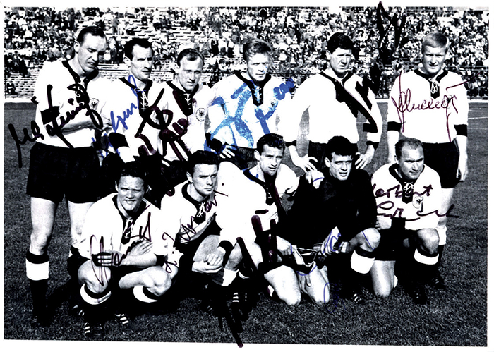 Nationalmannschaft 1962  | S/W-Pressemannschaftsfoto vom deutschen Mannschaft bei der Fußball - Weltmeisterschaft Chile 1962 im Spiel gegen die Schweiz mit 11 original Signaturen der abgebildeten Spieler, 17,5x1322x20 cm.