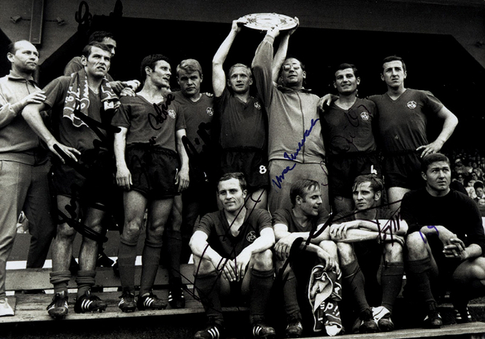 Nürnberg,1.FC - 1968  | s/w-Foto der Meistermannschaft 1968 des 1.FC Nürnberg mit 10 Originalsignaturen der Spieler und Trainer Max Merkel. 18x12,5 cm.