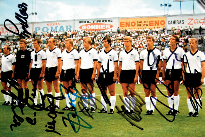 Sorry, no english description is available. ...  -  Condition: A.....Aufgenommen beim ersten Gruppenspiel der deutschen Mannschaft am 03.06.1970 gegen Marokko in Leon. Signiert von Uwe Seeler, Sepp Maier, Franz Beckenbauer, Willi Schulz, Helmut Haller, Sigfried Held, Gerd Müller, Klaus Fichtel, Horst-Dieter Höttges, Wolfgang Overath und Berti Vogts.