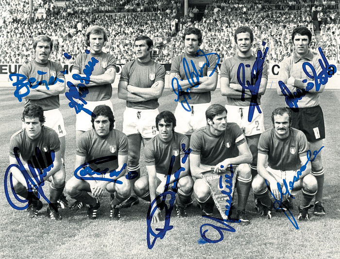Italien - WM 1974  | S/w-Pressefoto der italienischen Mannschaft der Fußball-Weltmeisterschaft 1974 mit 10 original Signaturen. 24x18,4 cm.