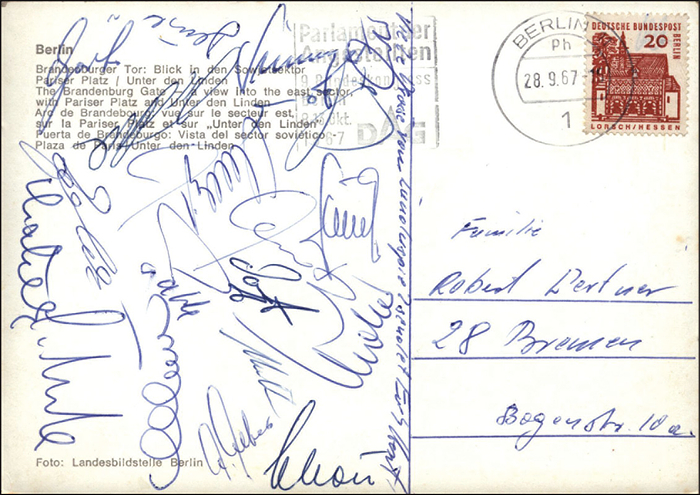 Nationalmannschaft 1967  | Postkarte geschrieben von Horst-Dieter Höttges an seinen Schwiegervater vom Länderspiel Deutschland - Frankreich am 27.9.1967 mit ca. 18 Originalsignaturen der deutschen Nationalmannschaft. 15x10 cm