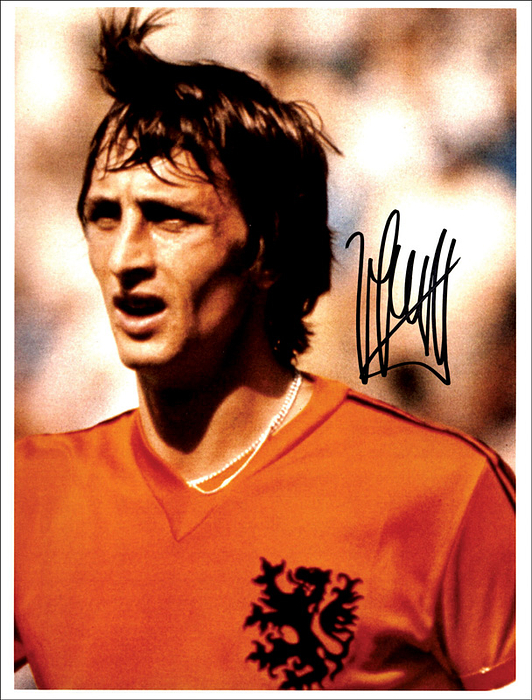 Cruyff, Johan  | (1947-2016) Farb-Reprofoto mit Originalsignatur von Johan Cruyff im Trikot der Nationalmannschaft der Niederlande. Niederländischer Vize-Weltmeister 1974 und 1978. 27x20 cm.
