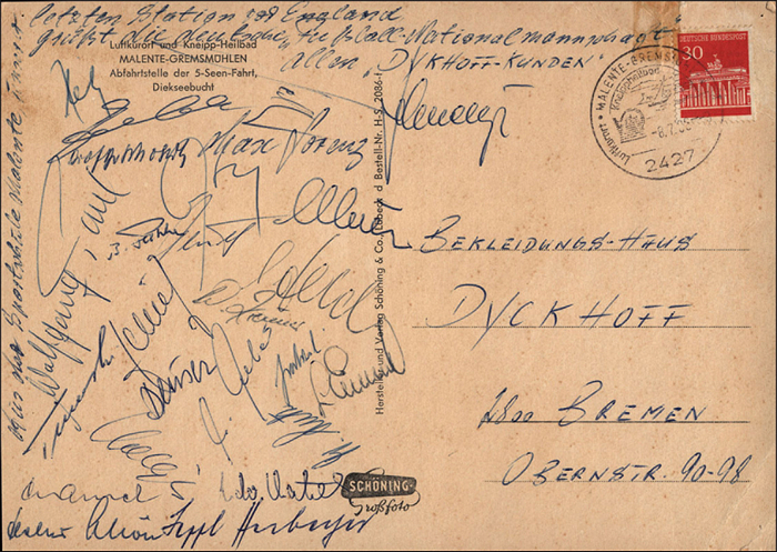 Nationalmannschaft 1966  | Postkarte geschrieben kurz vor der Fußball - Weltmeisterschaft 1966 in England mit ca. 24 Originalsignaturen der Spieler des Vize-Weltmeisters Deutschland. Karte wurde am 8.7.1966 aus Malente der letzten Station der Natinalmannschaft vor der WM abgeschickt. 20,5x14,5 , 15x10,5 cm.