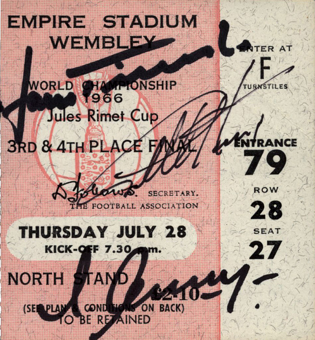 Eintrittskarte WM1966  | Spiel um Platz 3: Portugal - UdSSR (2:1) am 28.7.1966 im Wembley Stadium. Standing. 8x9cm. Mit drei original Signaturen von Hans Tilkowski, Lew Jaschin und Roger Hunt