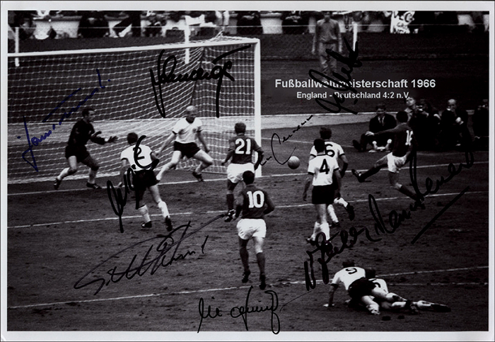 Fotoprint Endspiel WM 1966  | S/W-Fotoprint mit einer dramatischen Spielszene aus dem Endspiel der Fußball Weltmeisterschaft 1966 Deutchland v England (2:4 n.V.) mit den original Signaturen aller abgebildetetn Spieler: Tikowski, Schnellinger, Beckenbauer, Weber, Seeler, W.Schulz, Höttges, G.Hurst, Hunt, 29x20 cm