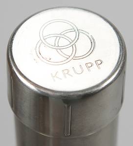 Olympic Games 1972. Official Munich Torch - Original torch from the Olympic relay from Olympia to Munich. manufacturers: Krupp, Essen. Stainless steel with engraving on the grip „Munich 1972“ and Olympic rings. The symbol of the Olympic Games 1972 „Spiral“is etched onto the big plate. 73 cm high, diameter of the plate 21.5 cm Beautiful and impressive piece. --with  signs of usage and one small dent Condition: B - Bild 3