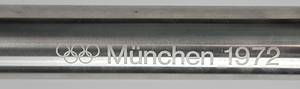 Olympiafackel 1972  | Original Olympiafackel: Olympische Spiele 1972 München. Original-Fackel vom Staffellauf des Olympischen Feuers von Olympia nach München 1972. Hersteller Krupp, Essen. Edelstahl mit Gravur am Griff „München 1972“ und Olympische Ringe. Symbol der Olympischen Spiele 1972 „Spirale“ ist auf den grossen Teller geätzt. Höhe 73 cm. - Bild 7