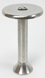 Olympic Games 1936. Olympic Torch Repro from 1972 - Official VIP souvenir replica of the 1st Olympic torch  from Berlin made for the Olympic Games Munich 1972. Used on the first ever Olympic Relay from Olympia to Berlin. Design: Walter E. Lemcke, Berlin. Made by Krupp, Essen. Height 27cm,  The replica differs only slightly in size  form the original! Presented by "Krupp" to VIPs at the Olympic Games in Munich 1972. Rarer than the original! Approx. 2 mm smaller. The base of the torch starts off with a vertical of approx 4 mm until it turns into a conical form. Weighs approx 425 g. Weight of the original torch of 1936 was 450 g. small scratch on top of the torches plate. Condition: A- - Bild 2