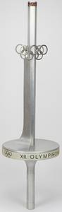Olympiafackel 1976  | Original Fackel vom Staffel-Lauf mit dem Olympischen Feuer nach Innsbruck 1976. Aluminium und Edelstahl. Hersteller: Vereinigte Metallwerke Ranshofen-Berndorf AG. Länge: 74 cm. Durchmesser des Tellers: 21 cm. - Bild 2