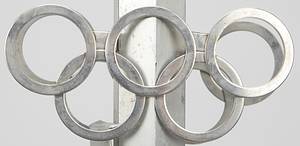 Olympiafackel 1976  | Original Fackel vom Staffel-Lauf mit dem Olympischen Feuer nach Innsbruck 1976. Aluminium und Edelstahl. Hersteller: Vereinigte Metallwerke Ranshofen-Berndorf AG. Länge: 74 cm. Durchmesser des Tellers: 21 cm. - Bild 3