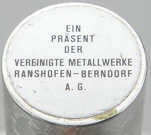 Olympiafackel 1976  | Original Fackel vom Staffel-Lauf mit dem Olympischen Feuer nach Innsbruck 1976. Aluminium und Edelstahl. Hersteller: Vereinigte Metallwerke Ranshofen-Berndorf AG. Länge: 74 cm. Durchmesser des Tellers: 21 cm. - Bild 4