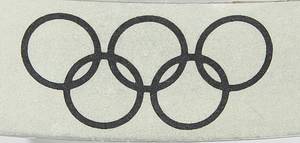 Olympiafackel 1976  | Original Fackel vom Staffel-Lauf mit dem Olympischen Feuer nach Innsbruck 1976. Aluminium und Edelstahl. Hersteller: Vereinigte Metallwerke Ranshofen-Berndorf AG. Länge: 74 cm. Durchmesser des Tellers: 21 cm. - Bild 8