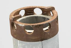 Olympiafackel 1976  | Original Fackel vom Staffel-Lauf mit dem Olympischen Feuer nach Innsbruck 1976. Aluminium und Edelstahl. Hersteller: Vereinigte Metallwerke Ranshofen-Berndorf AG. Länge: 74 cm. Durchmesser des Tellers: 21 cm. - Bild 9