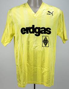  - Original match-issued Borussia Mönchengladbach player shirt with number 7. Designed for a single match in the 1987/1988 season. Short-sleeved shirt; size M; club emblem, chest sponsor, and player number flocked using a wet flocking process; manufacturer logo "Puma" rubberized; 70% polyamide, 30% triacetate; Made in West-Germany Status ABA --The jersey comes from the collection of a former employee of Borussia Mönchengladbach Condition: A- - Bild 2