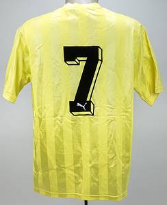  - Original match-issued Borussia Mönchengladbach player shirt with number 7. Designed for a single match in the 1987/1988 season. Short-sleeved shirt; size M; club emblem, chest sponsor, and player number flocked using a wet flocking process; manufacturer logo "Puma" rubberized; 70% polyamide, 30% triacetate; Made in West-Germany Status ABA --The jersey comes from the collection of a former employee of Borussia Mönchengladbach Condition: A- - Bild 3