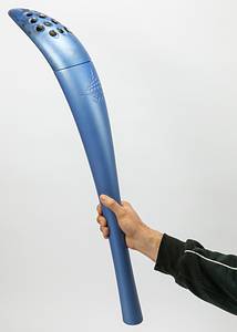 Olympiafackel 2006  | Original Olympiafackel der Olympische Spiele Turin 2006. Blaues technopolymer ummanteltes Aluminiumgehäuse, mit eingeprägtem Schriftzug "Torino 2006" dem Olympischen Logo und den Ringen. Höhe 77 cm. Hergestellt von Pininfarina. Mit der Trägernummer "080". Mit original Stoffsack und Promotionständer aus Plexiglas von Coca-Cola mit Inschrift. Dabei original Karton für Fackel und Ständer - Bild 3