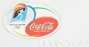 Olympiafackel 2006  | Original Olympiafackel der Olympische Spiele Turin 2006. Blaues technopolymer ummanteltes Aluminiumgehäuse, mit eingeprägtem Schriftzug "Torino 2006" dem Olympischen Logo und den Ringen. Höhe 77 cm. Hergestellt von Pininfarina. Mit der Trägernummer "080". Mit original Stoffsack und Promotionständer aus Plexiglas von Coca-Cola mit Inschrift. Dabei original Karton für Fackel und Ständer - Bild 7