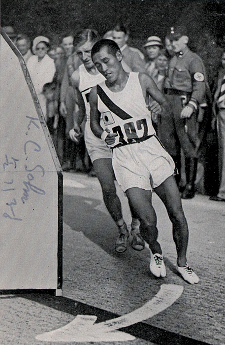  - Olmypic Games 1936: (1912–2002) Black-and-white collectible card (Reemtsma) bearing the original signature of the 1936 Berlin Olympics marathon gold medalist, Kitei Son (Sohn Kee-chung), signed in both German and Japanese; 12 x 8 cm. Condition: A