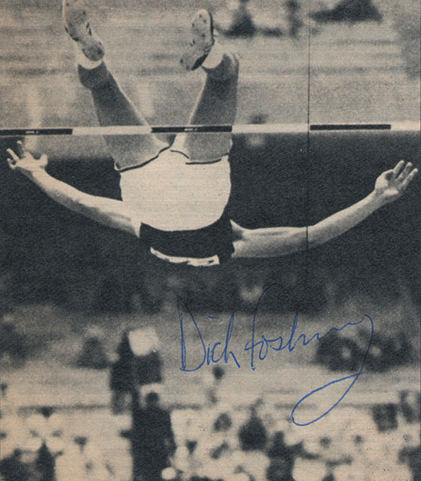 Fosbury, Dick  | (1947-2023) S/W-Magazinbild mit Originalsignatur Dick Fosbury (USA). Goldmedaille bei den Olympischen Spielen 1968 im Hochsprung, 12x10 cm.