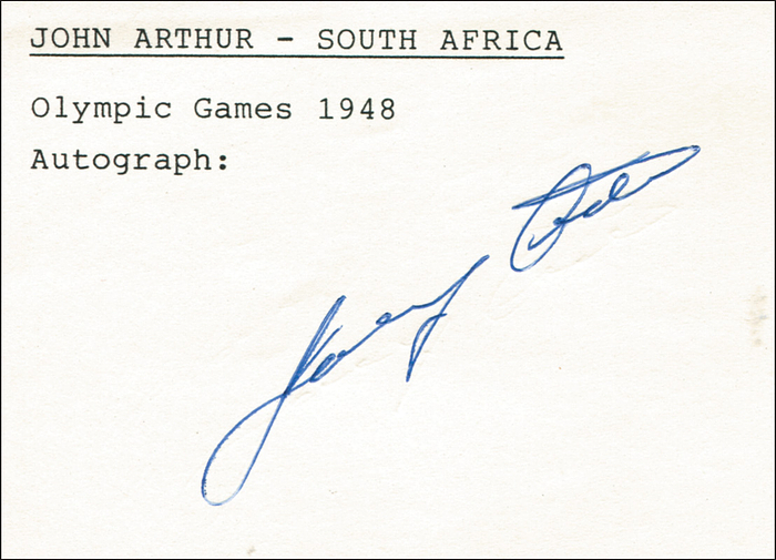 Arthur, John  | (1929-2005) Blancobeleg mit original Signatur von John Arthur (Südafrika). Bronzemedaille im Boxen bei den Olympischen Spielen 1948 im Schwergewicht. 15x8,5 cm.