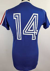  - Original match-worn Yugoslavian national team shirt, number 14. Worn in an international match during the 1974/75 season. Condition: AAB. Short-sleeved shirt; size 5/6; federation crest sewn on, Adidas logo printed on; rubberized player number; 50% polyester, 50% cotton; Made in West Germany; Condition: A- - Bild 9
