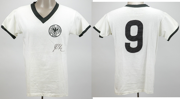 - Original match-issued German national team jersey with the number 9. Prepared for Gerd Müller for one match for the German national team between 1972 and 1973. With Gerd Müller's original autograph on the front. Condition: ACC. --Short-sleeved jersey; size M (5/6); DFB logo sewn on; sewn-on number on the back; Erima. This jersey comes from the collection of a former DFB official. It has never been worn in a match! Condition: A-