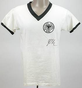  - Original match-issued German national team jersey with the number 9. Prepared for Gerd Müller for one match for the German national team between 1972 and 1973. With Gerd Müller's original autograph on the front. Condition: ACC. --Short-sleeved jersey; size M (5/6); DFB logo sewn on; sewn-on number on the back; Erima. This jersey comes from the collection of a former DFB official. It has never been worn in a match! Condition: A- - Bild 2