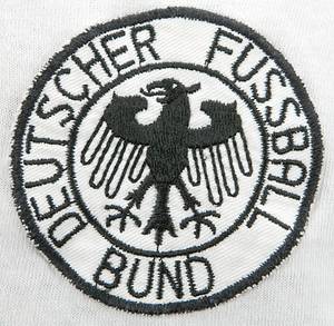  - Original match-issued German national team jersey with the number 9. Prepared for Gerd Müller for one match for the German national team between 1972 and 1973. With Gerd Müller's original autograph on the front. Condition: ACC. --Short-sleeved jersey; size M (5/6); DFB logo sewn on; sewn-on number on the back; Erima. This jersey comes from the collection of a former DFB official. It has never been worn in a match! Condition: A- - Bild 5