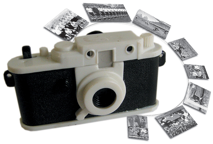 Gucki 1954  | Plastik-Fotoapparat-Modell mit Bildscheibe „Fußball-WM 1954“: 18 S/W-Bilder zum Halbfinale und Finale der WM 1954 in der Schweiz mit Bildunterschriften. Voll funktionsfähige Mechanik!! 5,5x3,2x2,1cm.