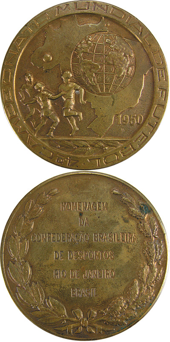 Teilnehmermedaille WM1950  | Offizielle Teilnehmermedaille der 4.Fußball-WM 1950 in Brasilien. "4° CAMPEONATO MUNDIAL DE FUTBOL 1950". Rückseite mit Gravur "Homenagem da Confederacao Brasileira de Desportos Rio de Janeiro Brasil". 6,1 cm, Bronze (114 Gramm).