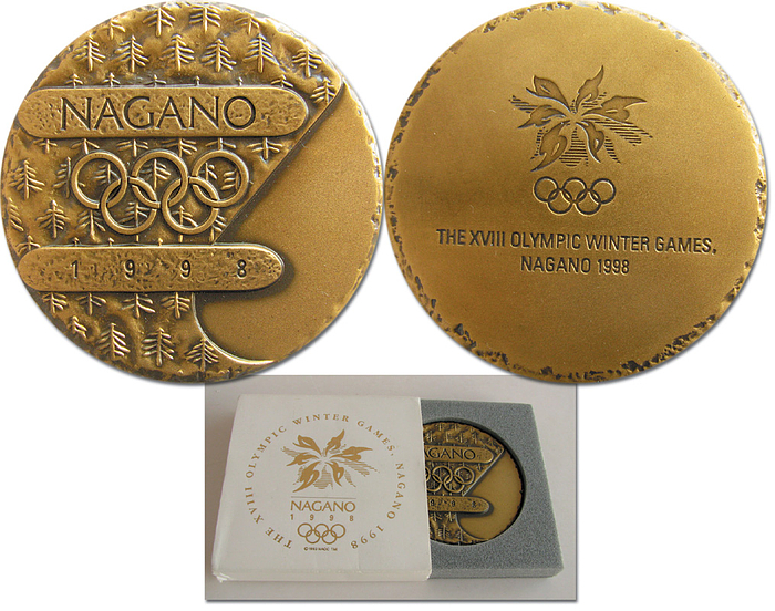 Teilnehmermedaille 1998  | Offizielle Teilnehmermedaille Olympische Winterspiele Nagano 1998. Bronze, 6 cm. Im original Etui.