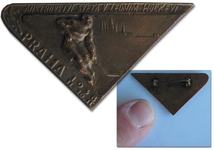 Teilnehmerabzeichen 1938  | Offizielles Teilnehmerabzeichen für die Eishockey-Weltmeisterschaft 1938 in Prag, 4,5x2,4 cm Bronze.