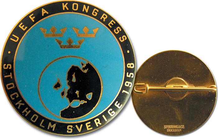 FIFA-Kongress 1958  | Teilnehmerabzeichen „UEFA Kongress Stockholm Sverige 1958“. Bronze, vergoldet, mehrfarbig emailliert, 3 cm.