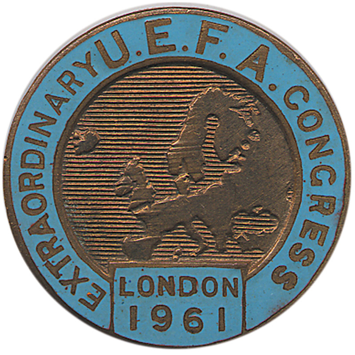 Teilnehmerabzeichen 1961  | Farbig emailliertes Teilnehmerabzeichen aus Bronze „Extraordinary UEFA Congress. London 1961“. 3,2 cm.