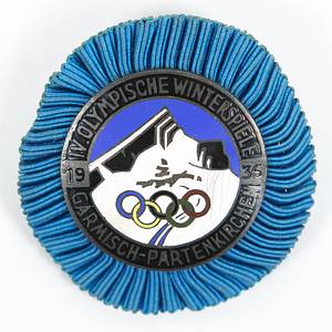 Teilnehmerabzeichen 1936  | Olympischen Winterspiele Garmisch-Partenkirchen 1936. Teilnehmerabzeichen für Mitarbeiter des Organisationskomittees. Bronze, versilbert. Mehrfarbig emailliert, Rückseite mit Gravur „Büro O.K. 125“. Mit blauer Stoffrosette, 4x3,5 cm. - Bild 2