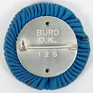  - 1936 Winter Olympic Games, Garmisch-Partenkirchen. Participant badge for members of the Organizing Committee. Silver-plated bronze. Multi-colored enamel; reverse engraved "Büro O.K. 125". With blue fabric rosette. 4 x 3.5 cm. --Ebel-W-008 — Extremely Fine (EF). Rarity!!! Condition: A - Bild 3